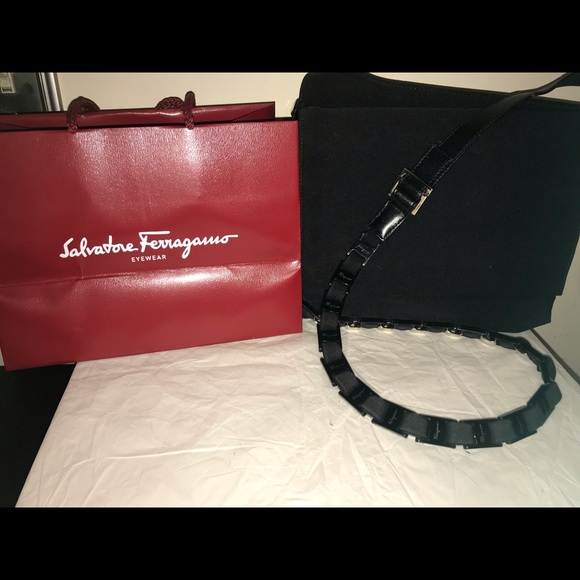 💯 % Authentic Salvatore Ferragamo Black Handbag - Picture 2 of 8